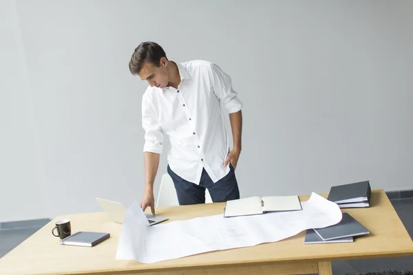 Homem no escritório — Fotografia de Stock