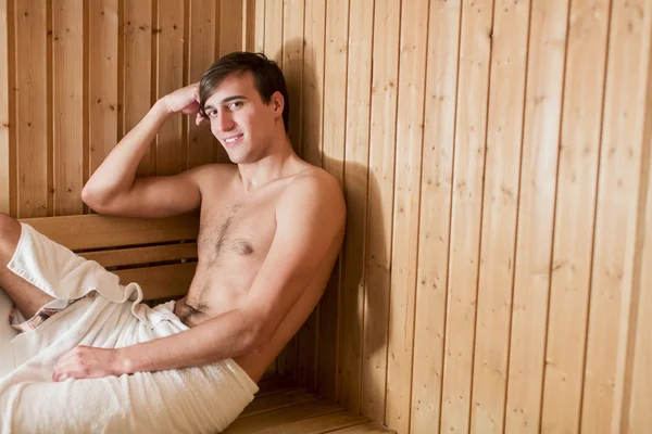 Młody człowiek w saunie — Zdjęcie stockowe