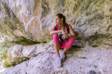 Yürüyüş yapan kadın