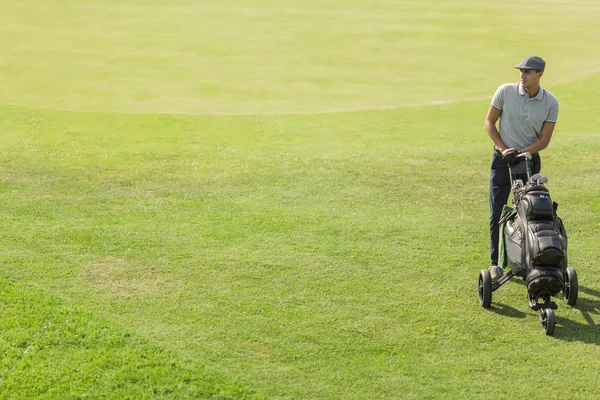 Muž hrající golf — Stock fotografie