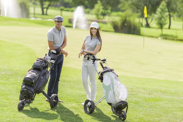 Couple jouant au golf — Photo