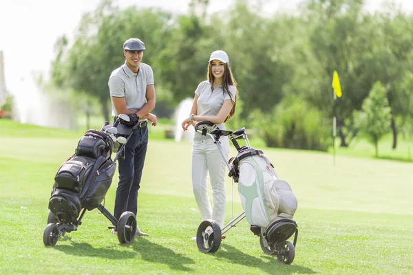 Casal jogando golfe — Fotografia de Stock