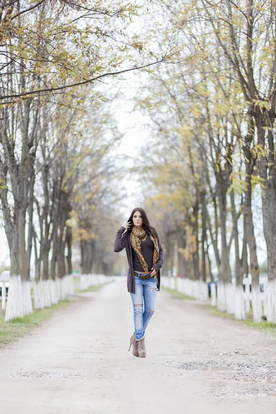 Frau im Herbstpark — Stockfoto