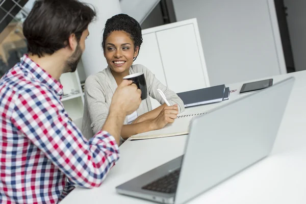 Junge Leute im Büro — Stockfoto