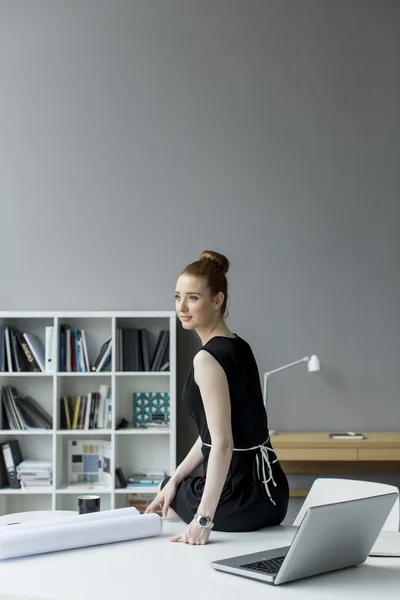 Frau im Büro — Stockfoto