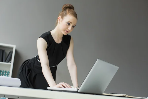 Frau im Büro — Stockfoto