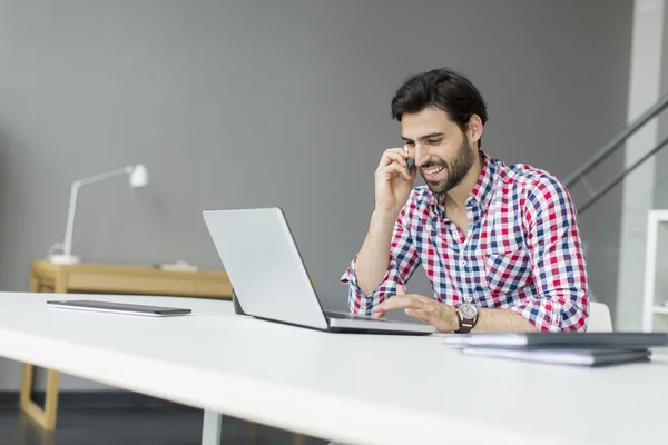 Uomo che parla al telefono — Foto Stock