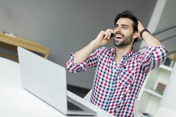 Hombre hablando por teléfono —  Fotos de Stock