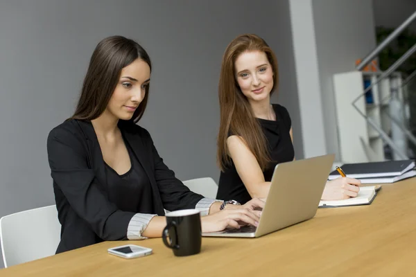 Vrouwen in het kantoor — Stockfoto