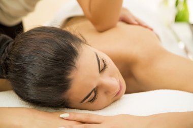 Kadın masaj yaptırıyor.