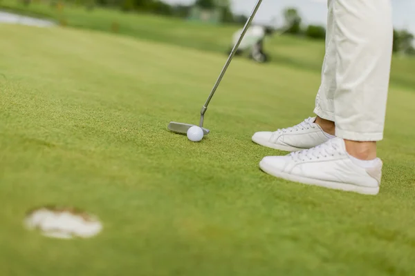 Mulher jogando golfe — Fotografia de Stock