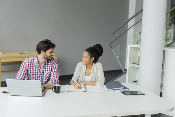 Junge Leute im Büro — Stockfoto