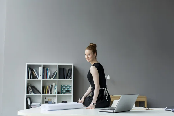 Vrouw op kantoor — Stockfoto