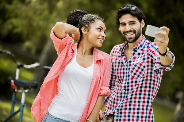 Pareja tomando fotos con el teléfono —  Fotos de Stock