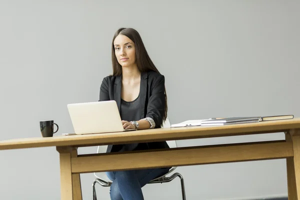 Frau im Büro — Stockfoto