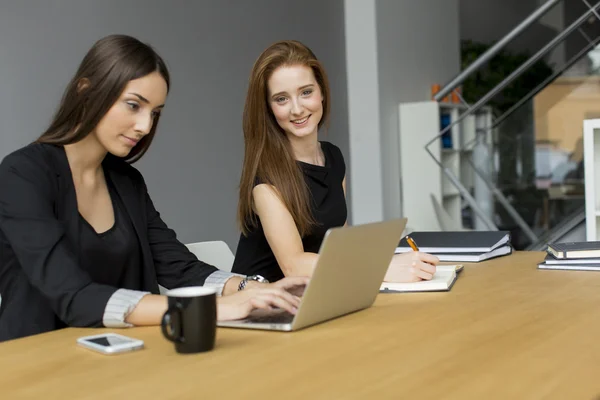 Mujeres en la oficina — Foto de Stock