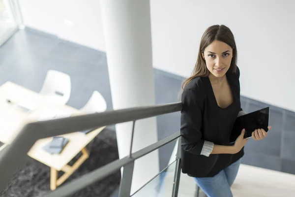 Femme avec tablette numérique — Photo