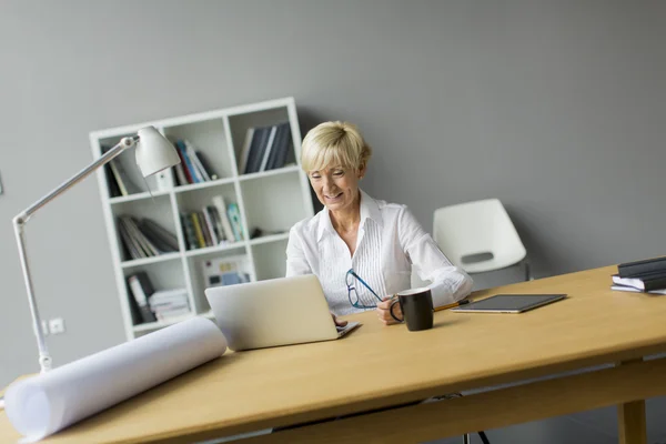 Vrouw op kantoor — Stockfoto