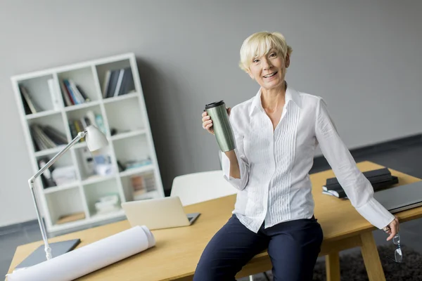 Vrouw neemt koffie pauze — Stockfoto