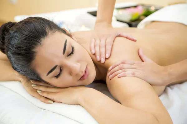 Kobieta mająca masaż — Zdjęcie stockowe