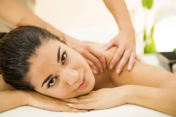Vrouw met een massage — Stockfoto