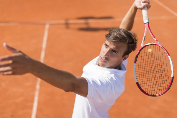 Uomo che gioca a tennis — Foto Stock