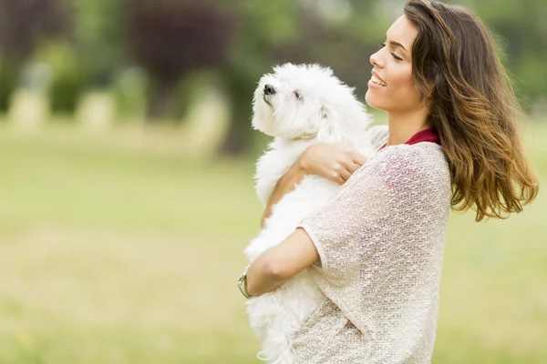 Женщина с мальтийской собакой — стоковое фото