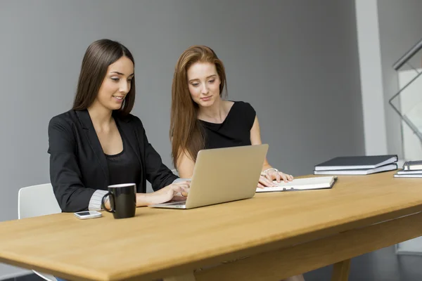 Vrouwen in het kantoor — Stockfoto