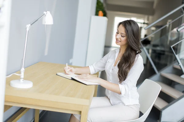 Mujer en la oficina — Foto de Stock