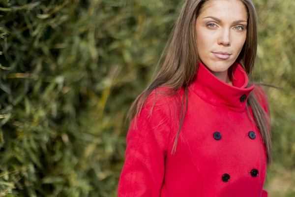 Femme en manteau rouge — Photo