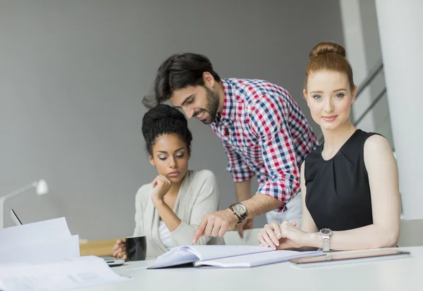 Junge Leute im Büro — Stockfoto