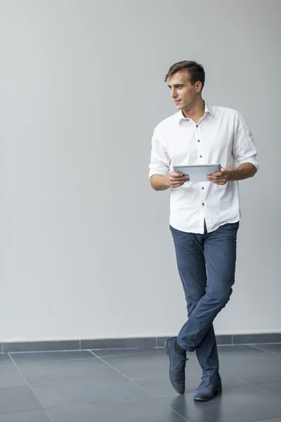 Hombre con tableta junto a la pared — Foto de Stock