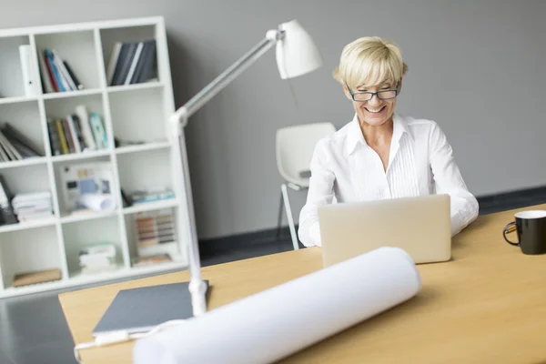 Vrouw op kantoor — Stockfoto