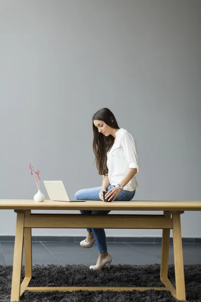 办公室里的年轻女人 — 图库照片