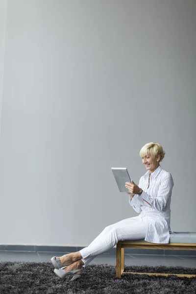 Mujer con tableta — Foto de Stock