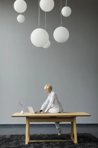 Femme travaillant dans le bureau — Photo