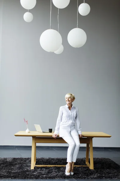 Vrouw die op kantoor werkt — Stockfoto