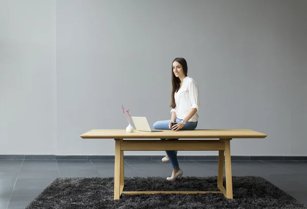 Jonge vrouw in het kantoor — Stockfoto