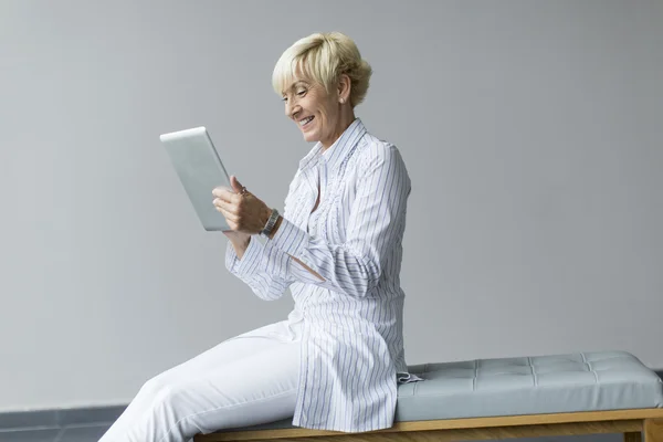 Vrouw met tablet — Stockfoto