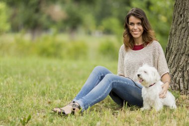 Köpekli genç bir kadın.