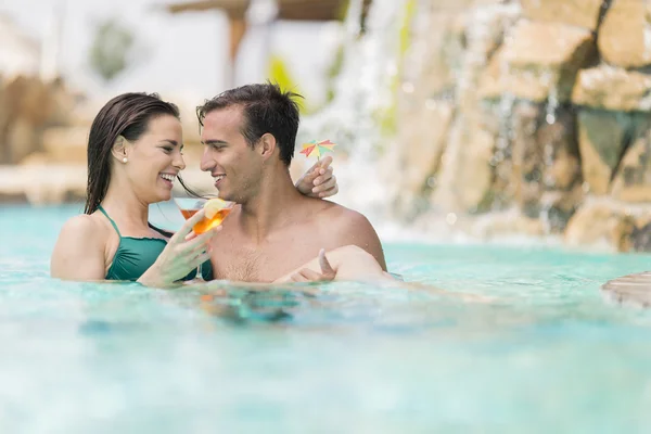 Jovem casal na piscina — Fotografia de Stock