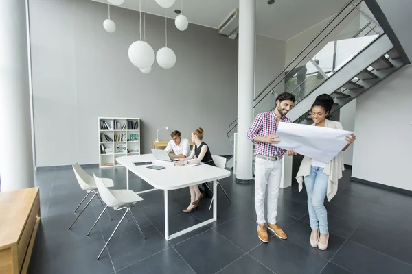 Les jeunes dans le bureau — Photo