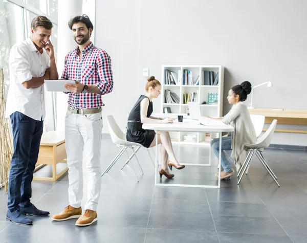 Junge Leute im Büro — Stockfoto