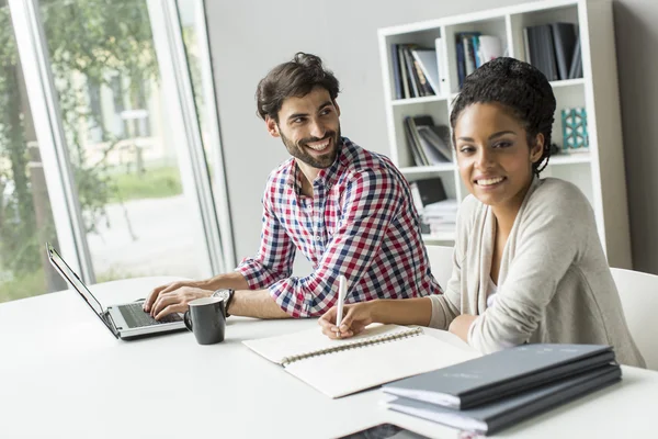 Junge Leute im Büro — Stockfoto