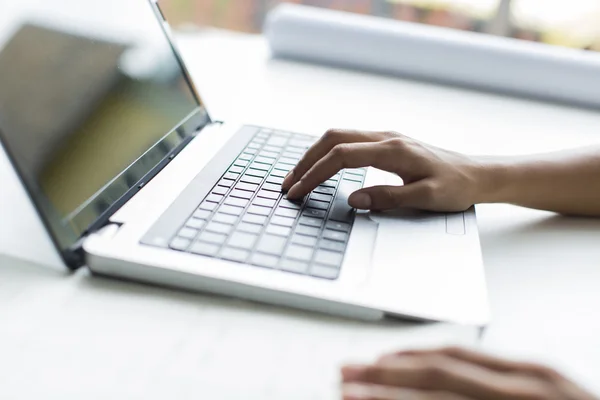 Young woman working on laptop — Stock Photo, Image