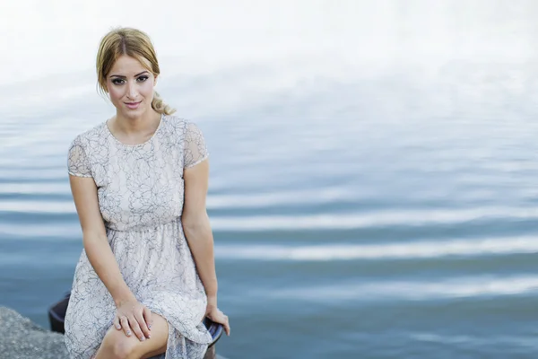 Mujer joven junto al río — Foto de Stock