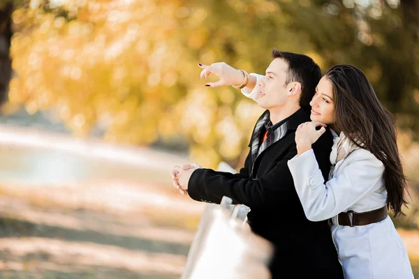 Junges Paar im Herbstpark — Stockfoto