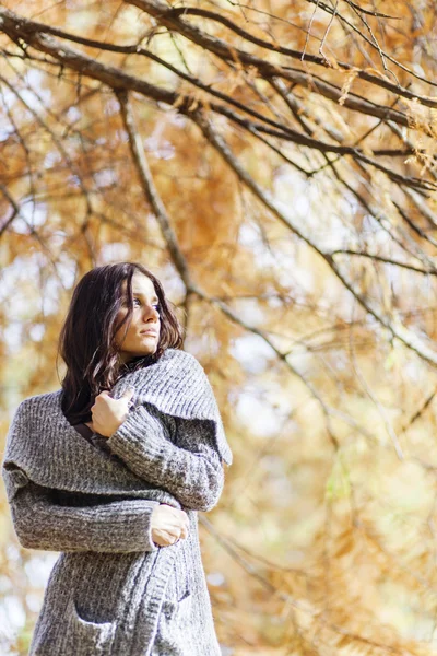 Mooie jonge vrouw. — Stockfoto