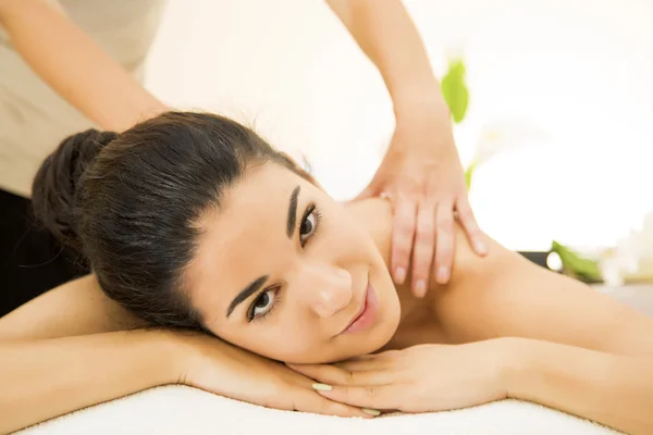 Jonge vrouw het hebben van een massage — Stockfoto