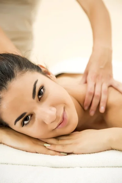 Jonge vrouw het hebben van een massage — Stockfoto